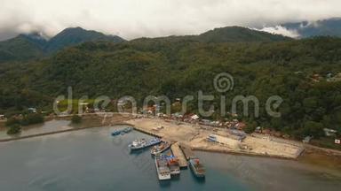 海上客运轮渡口岸鸟瞰图.. 菲律宾Camiguin岛。